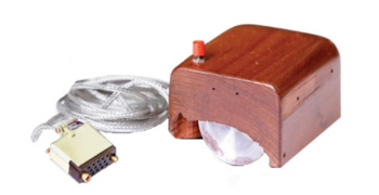 Imagen de un mouse antiguo de madera con 2 ejes en la parte inferior y un botón rojo para el click